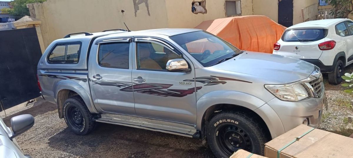 Toyota Hilux 2014, diesel, climatisé - Renault Kwid 2019, essence, économique