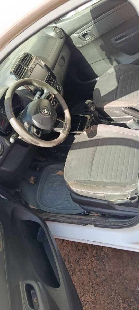 Toyota Hilux 2014, diesel, climatisé - Renault Kwid 2019, essence, économique