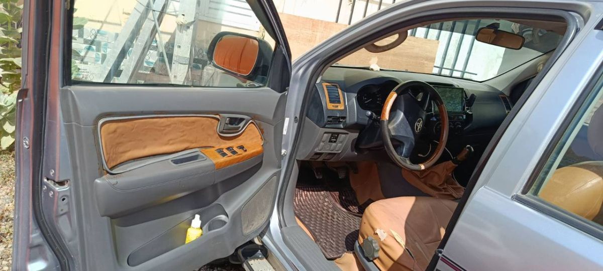 Toyota Hilux 2014, diesel, climatisé - Renault Kwid 2019, essence, économique