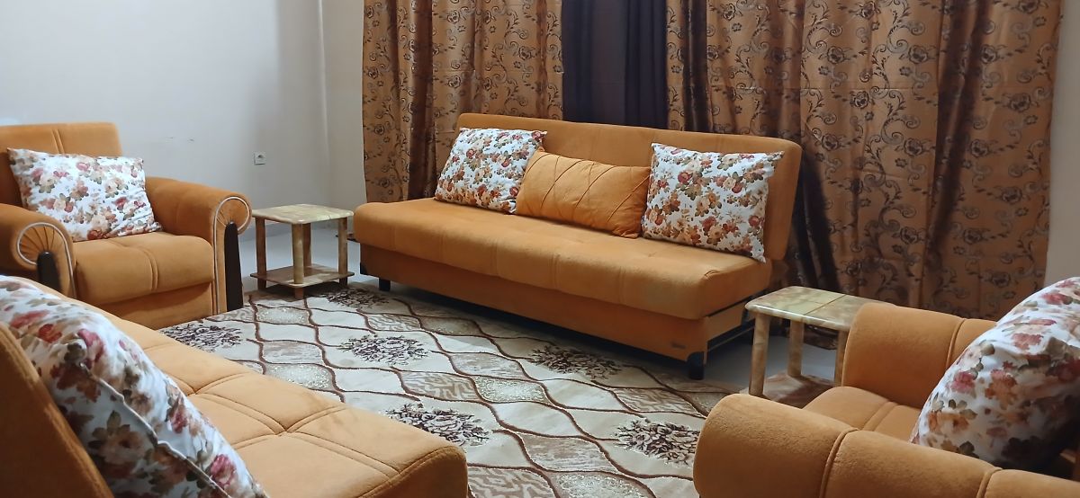 Salon complet 5 places en tissu orange avec accoudoirs arrondis