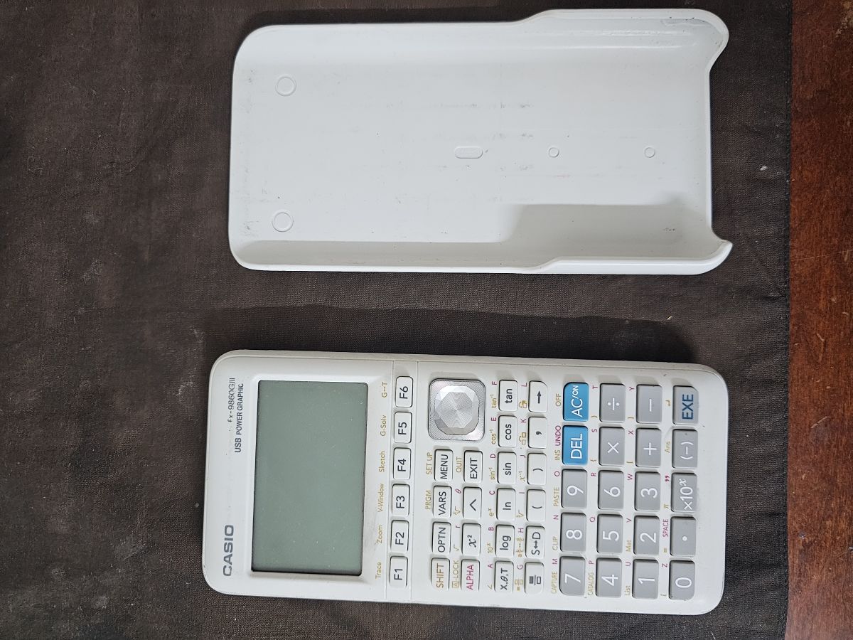Calculatrice graphique Casio, utilisée 4 mois pour le bac