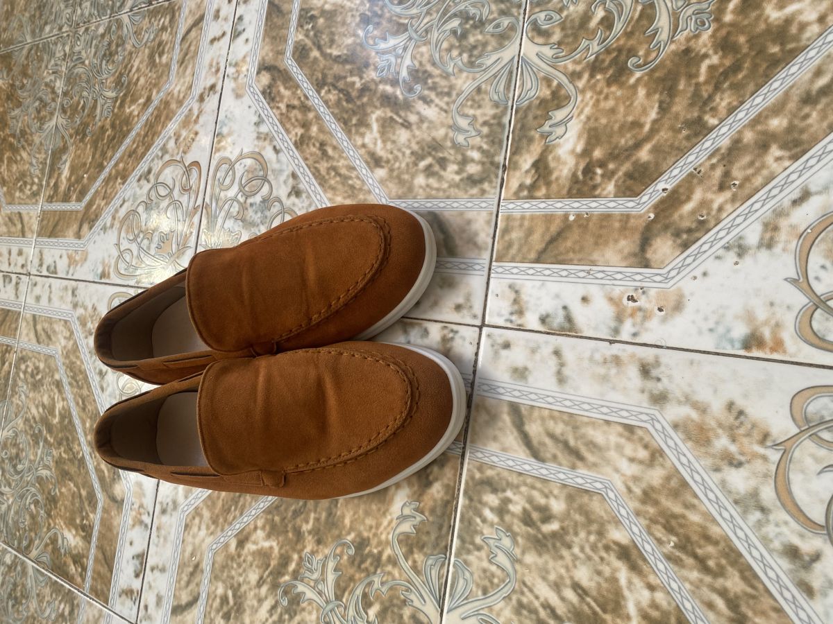 Mocassins orange moutarde, tailles 42 et 43, neufs avec ceinture assortie