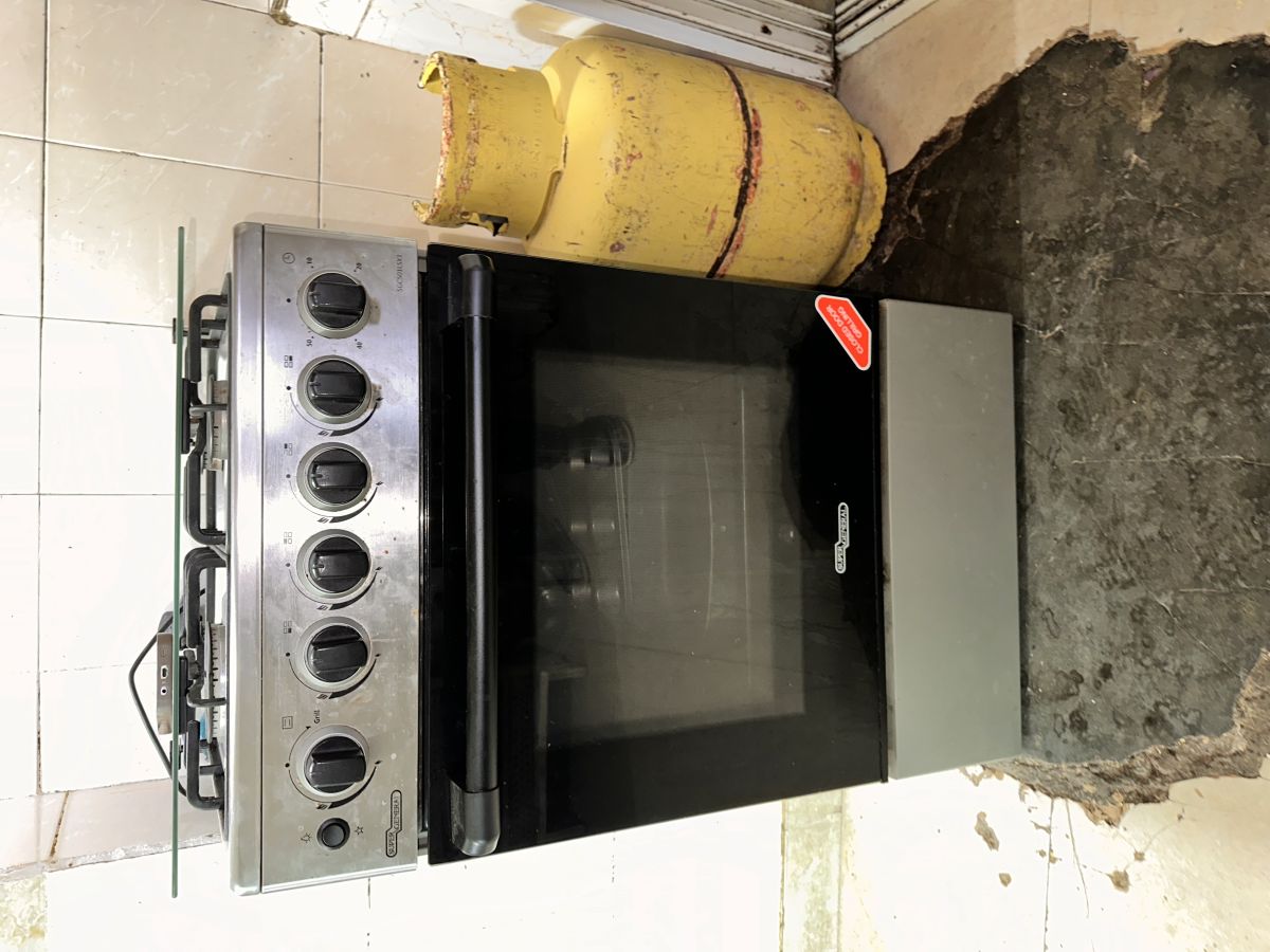 Cuisinière à gaz 4 feux avec four et bouteille de gaz incluse