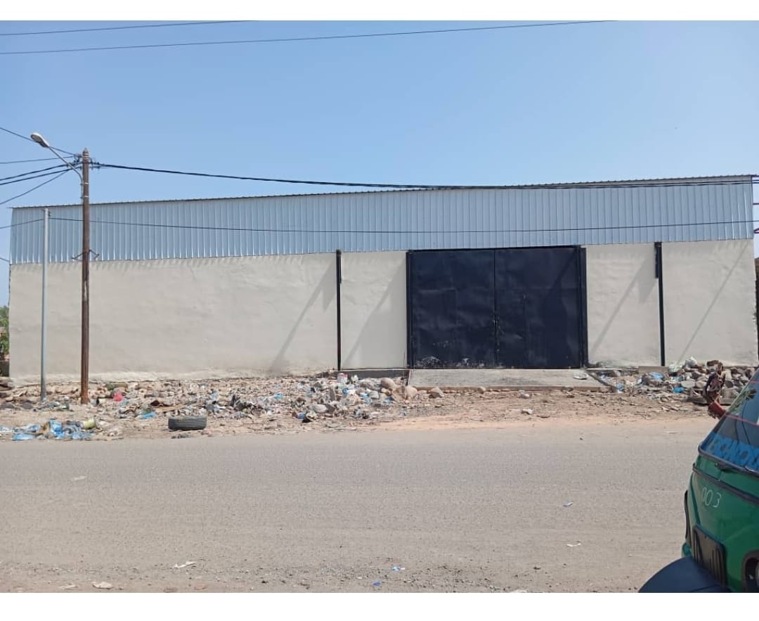 Hangar 550m2 proche route Arta, location disponible