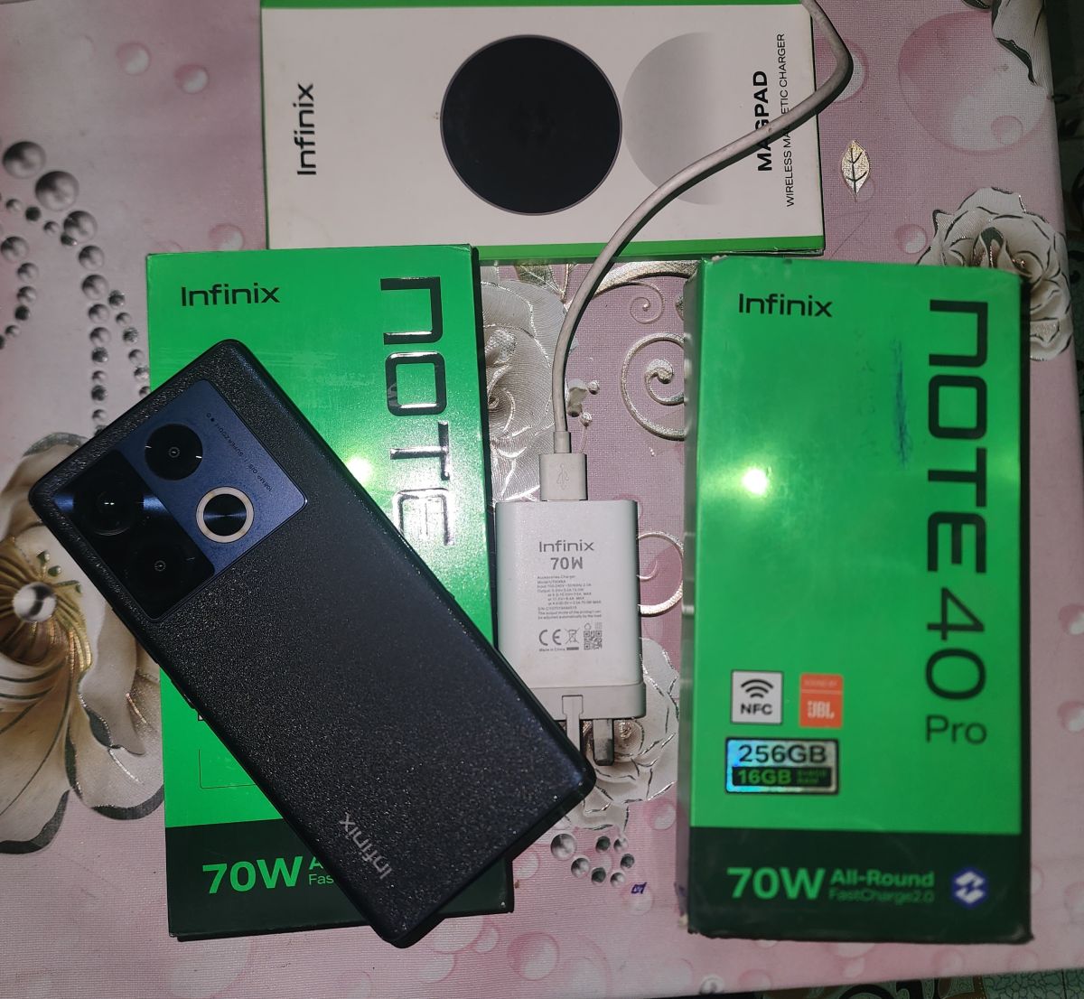 Infinix Note 40 Pro 256 Go, 8 Go RAM, éclairage RGB, chargeur sans fil et 70W