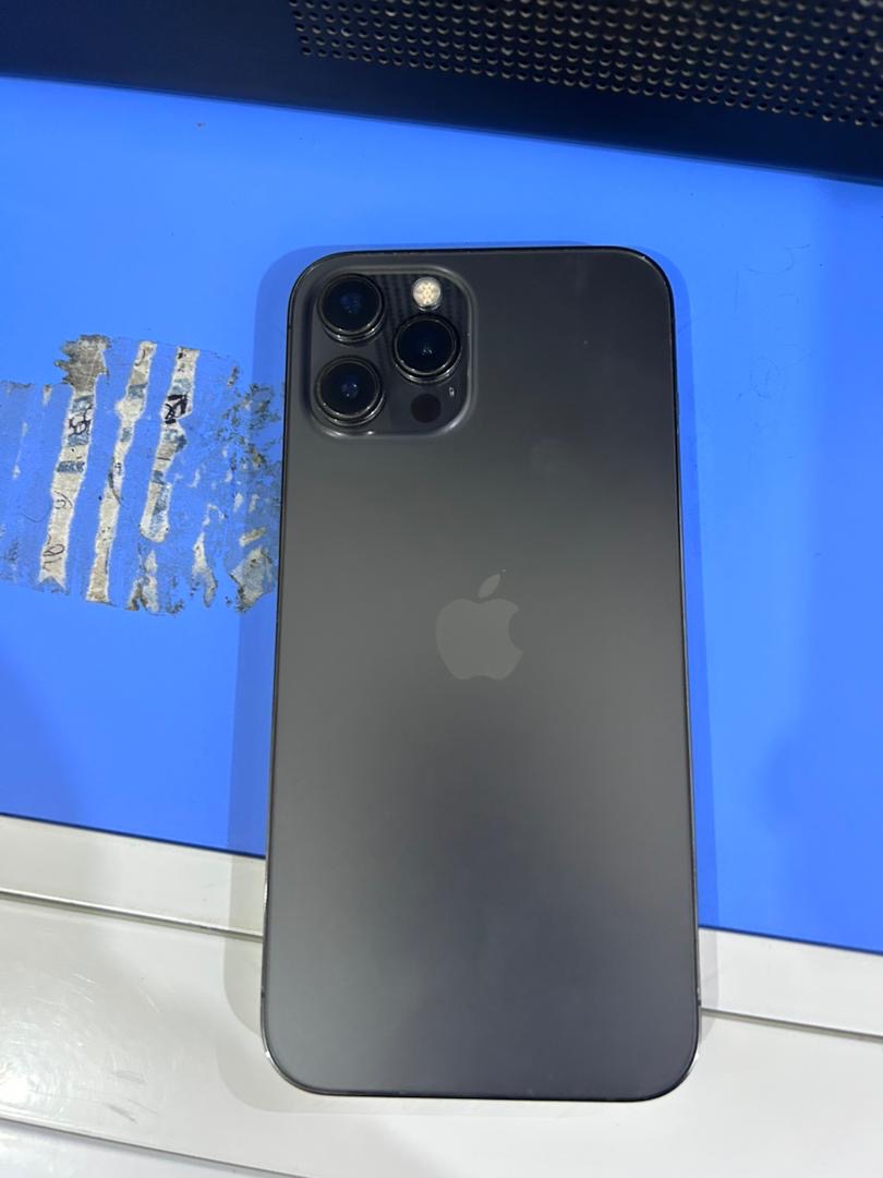 iPhone 12 Pro Max avec accessoires inclus, prix négociable