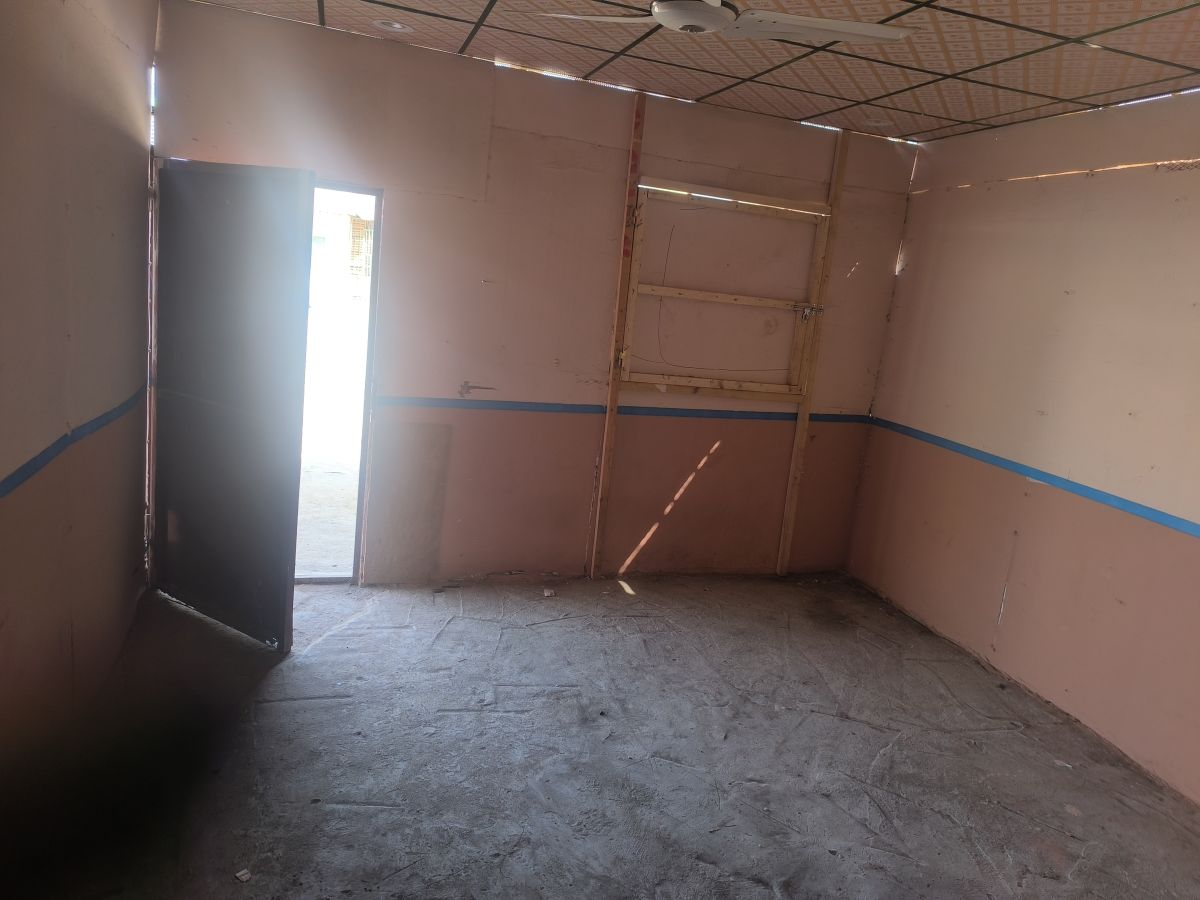 Chambre spacieuse avec toilette et 2 portes avant/arrière