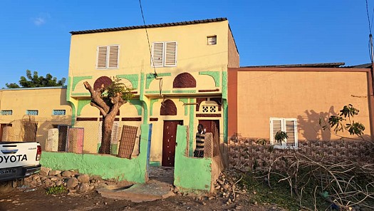 Maison F5 avec deux accès et titre foncier à Barwaqo Momo