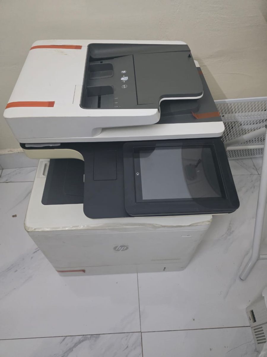 Lot matériel de bureau : imprimantes, bureaux et chaises de qualité