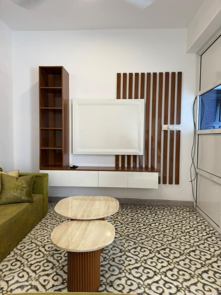 Meuble TV mural moderne avec étagères et panneaux décoratifs