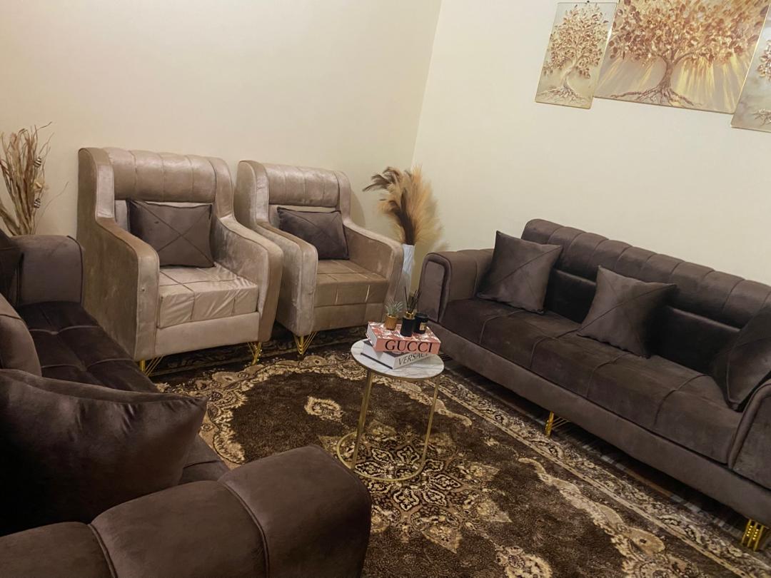 Salon à vendre en excellent état avec rideau et tapis