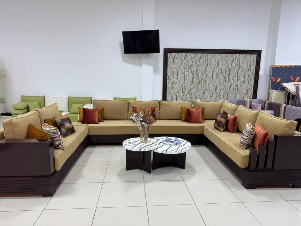 Salon moderne en U – Élégance et grand confort