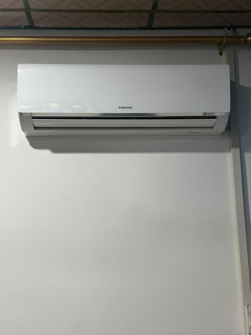 Climatiseur Samsung puissant et silencieux, 1,5 an d\'utilisation