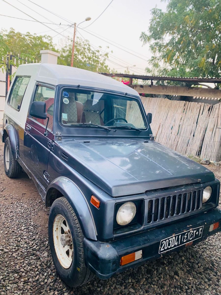 Suzuki Samurai 4x4 essence, toit rigide, carte grise en règle
