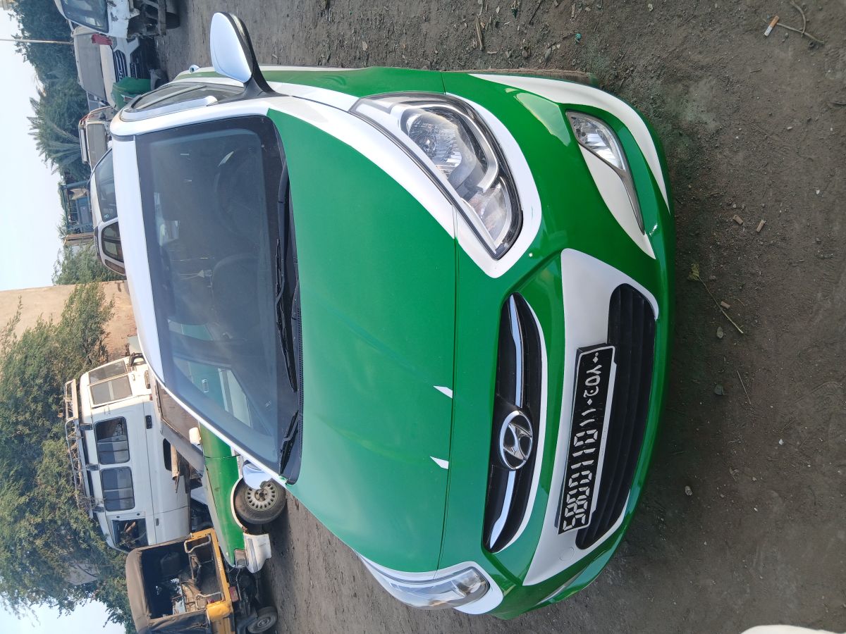 Chauffeur professionnel avec taxi pour transport régulier