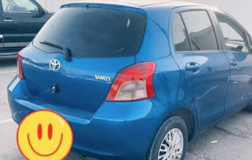 Toyota Yaris 1.3 Automatique, bleue, volant à gauche, parfait état