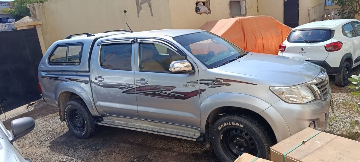 Toyota Hilux 2014, diesel, climatisé - Renault Kwid 2019, essence, économique