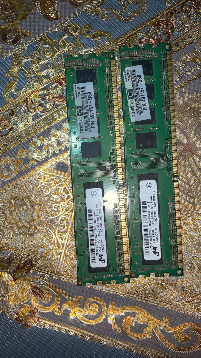 2 Barrettes RAM 2 Go DDR3 Micron/HP PC3-10600
