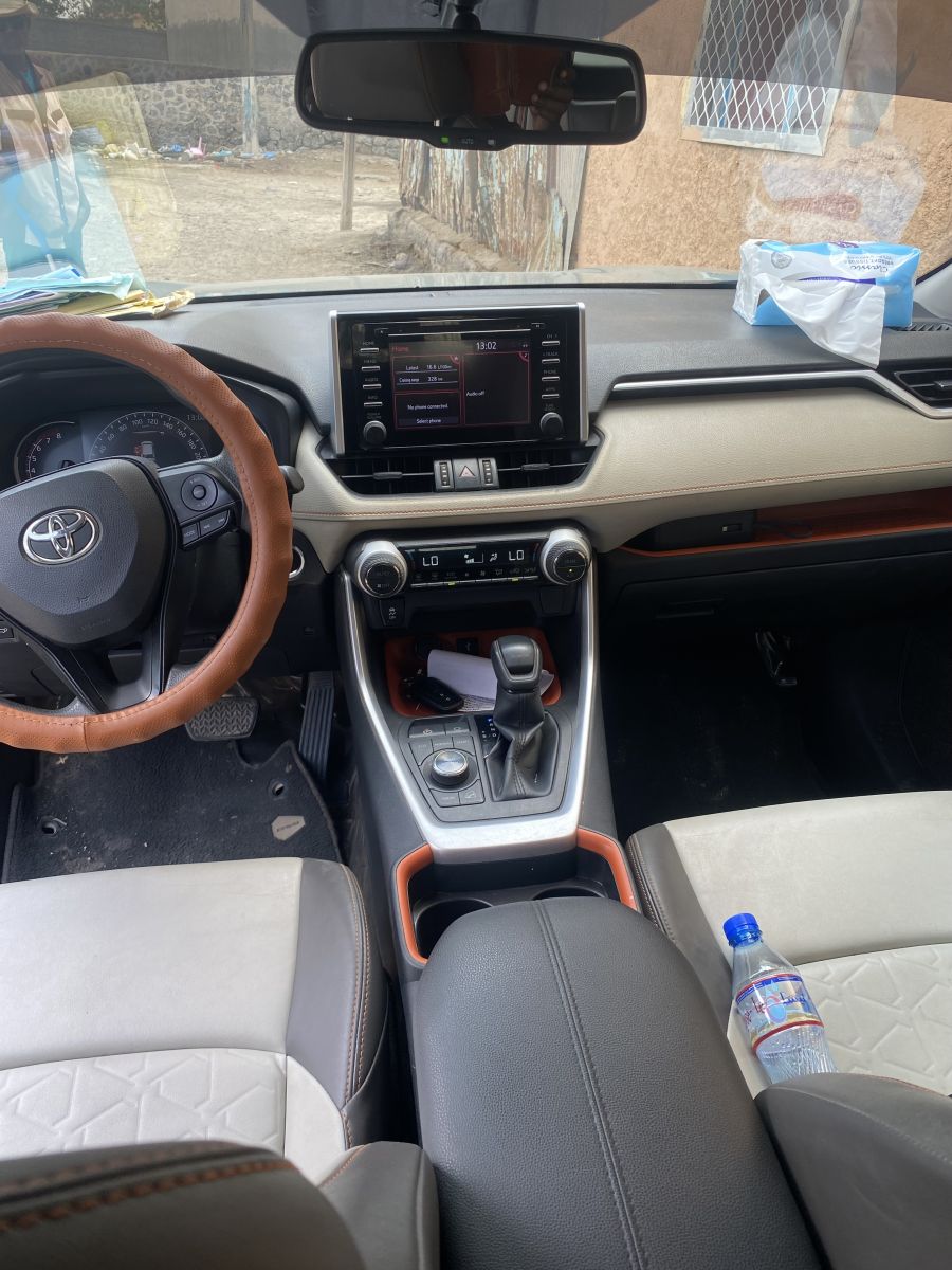 4 voitures à vendre - TOYOTA RAV4 2022 & HYUNDAI CRETA 2023 & HYUNDAI SANTÉ FE 2016 & TOYOTA LANDCRUISER PRADO 2021