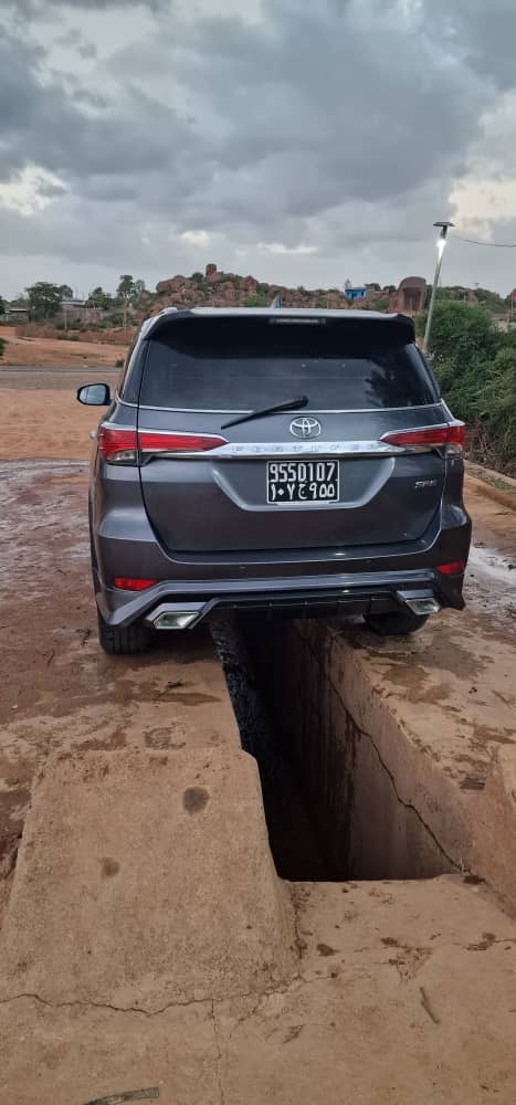 4 voitures à vendre - TOYOTA FORTUNER 2020 & HYUNDAI CRETA 2023 & HYUNDAI SANTÉ FE 2016 & TOYOTA LANDCRUISER PRADO 2021