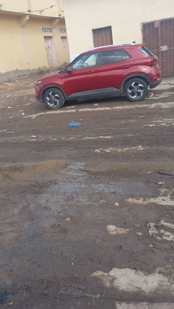 4 VOITURES , HYUNDAI VENUE 2021 & TOYOTA LANDCRUISER PRADO 2021 & HILUX 2020 , fFORTUNER 2020 excellent état