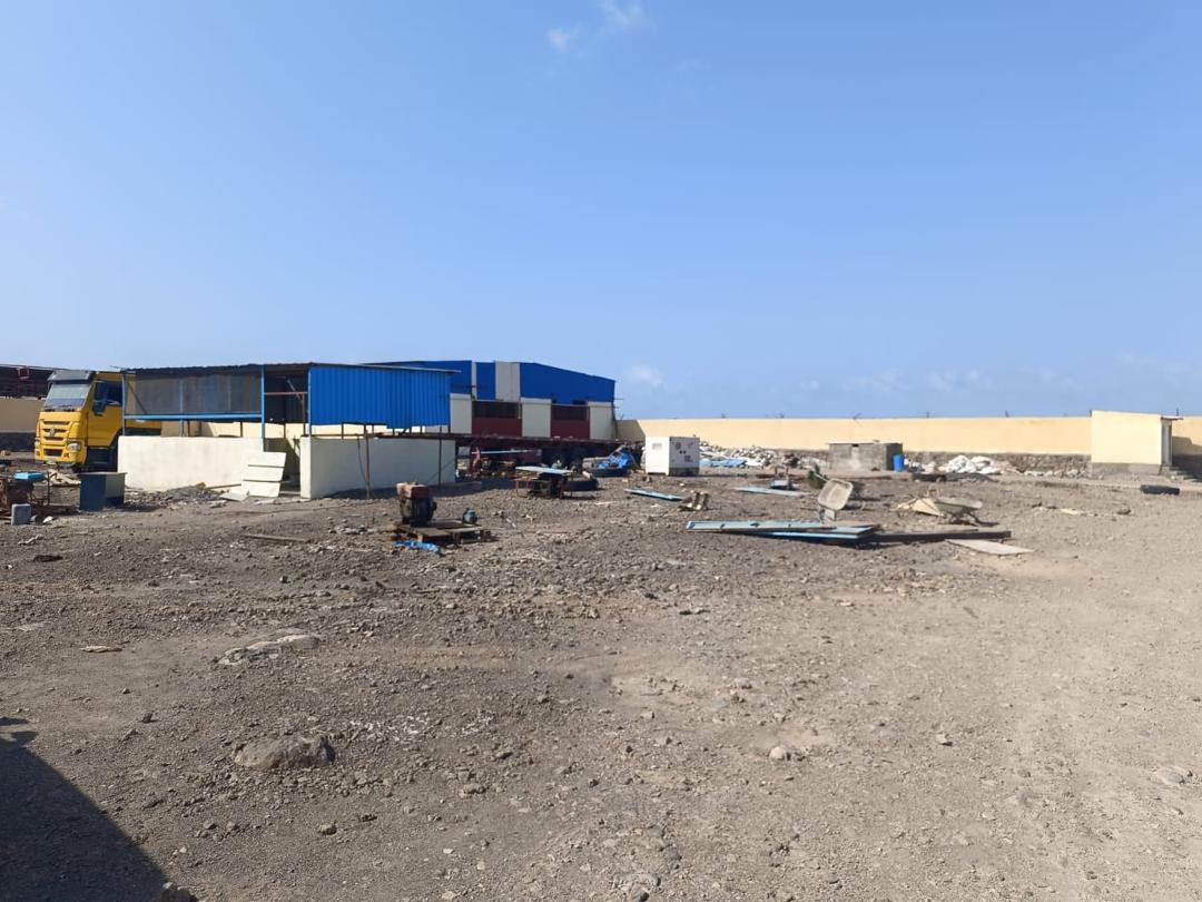 Terrain clôturé de 7 464 m² avec Hangar de 720 m² à PK13, proche de Proxy Gaz