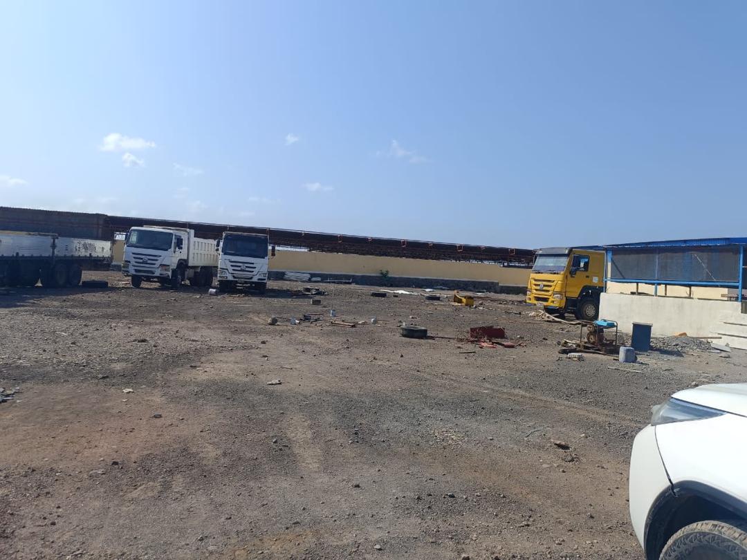 Terrain clôturé de 7 464 m² avec Hangar de 720 m² à PK13, proche de Proxy Gaz