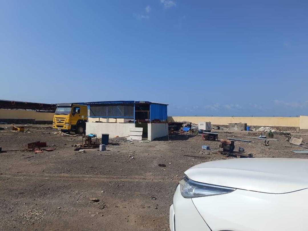 Terrain clôturé de 7 464 m² avec Hangar de 720 m² à PK13, proche de Proxy Gaz