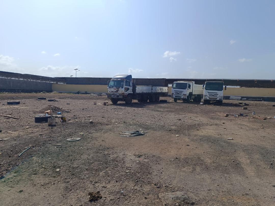 Terrain clôturé de 7 464 m² avec Hangar de 720 m² à PK13, proche de Proxy Gaz