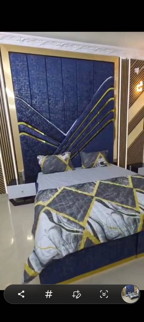 Salon complet avec chambre à coucher et TV en très bon état