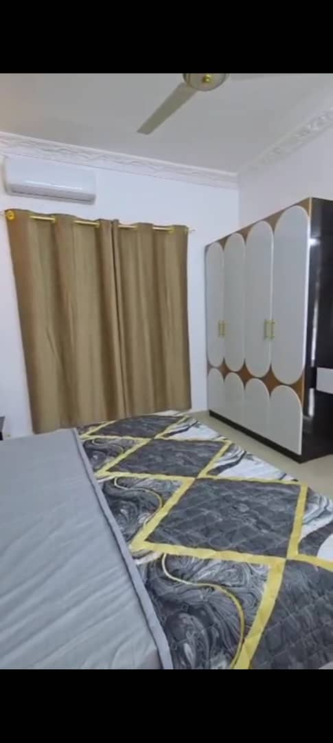 Salon complet avec chambre à coucher et TV en très bon état