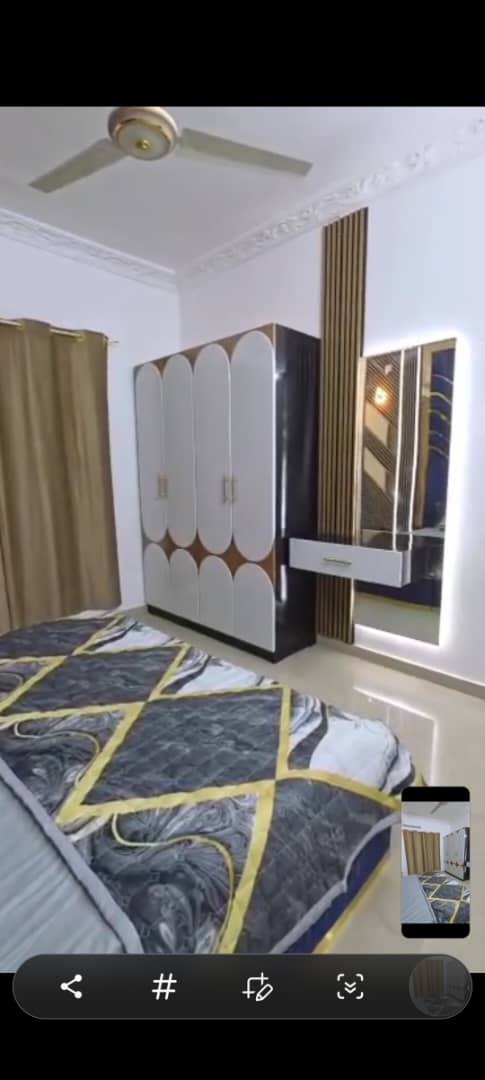 Salon complet avec chambre à coucher et TV en très bon état