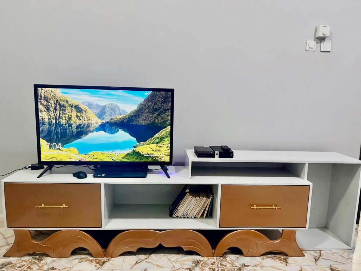 Salon complet avec chambre à coucher et TV en très bon état