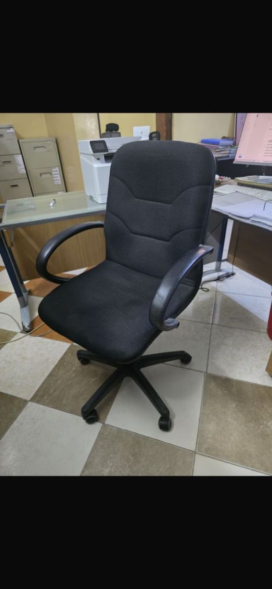 Bureau d\'angle en verre avec caisson de rangement intégré