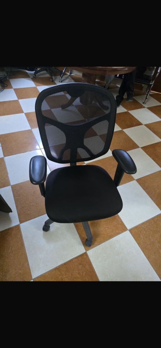 Bureau d\'angle en verre avec caisson de rangement intégré