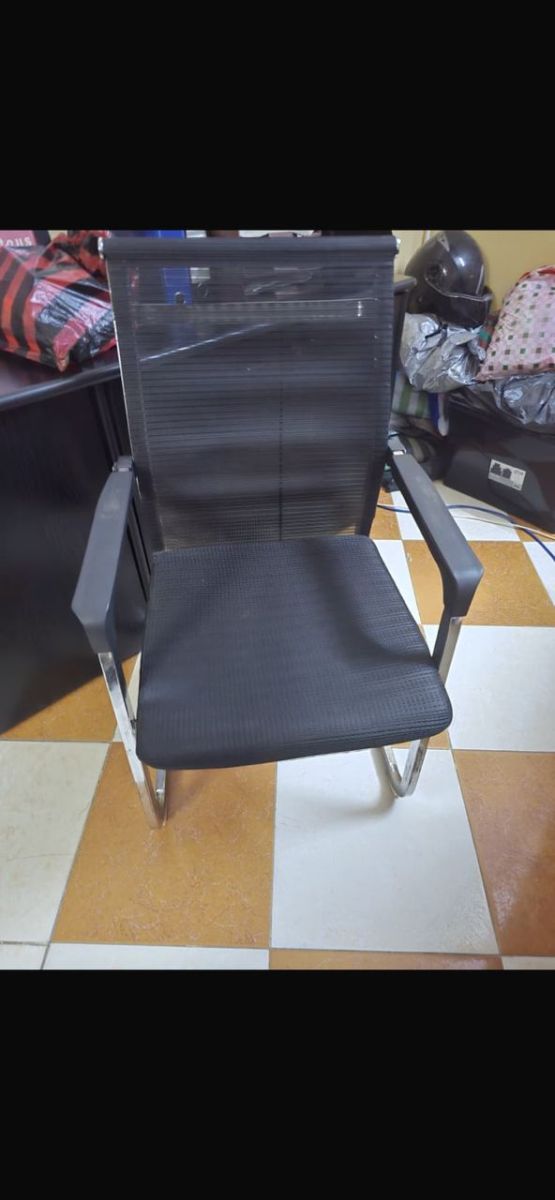 Bureau d\'angle en verre avec caisson de rangement intégré