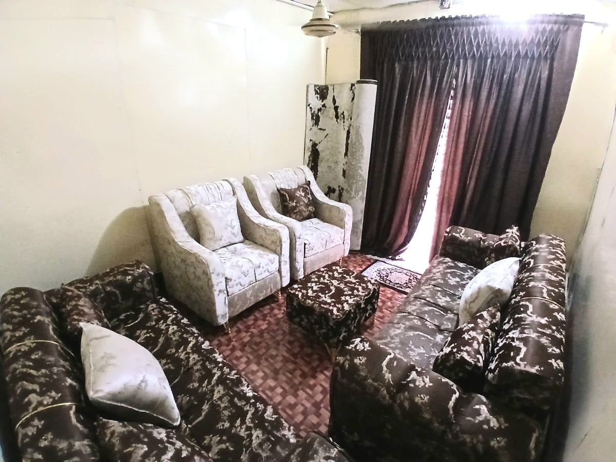 Salon neuf avec accessoires, prêt à être installé