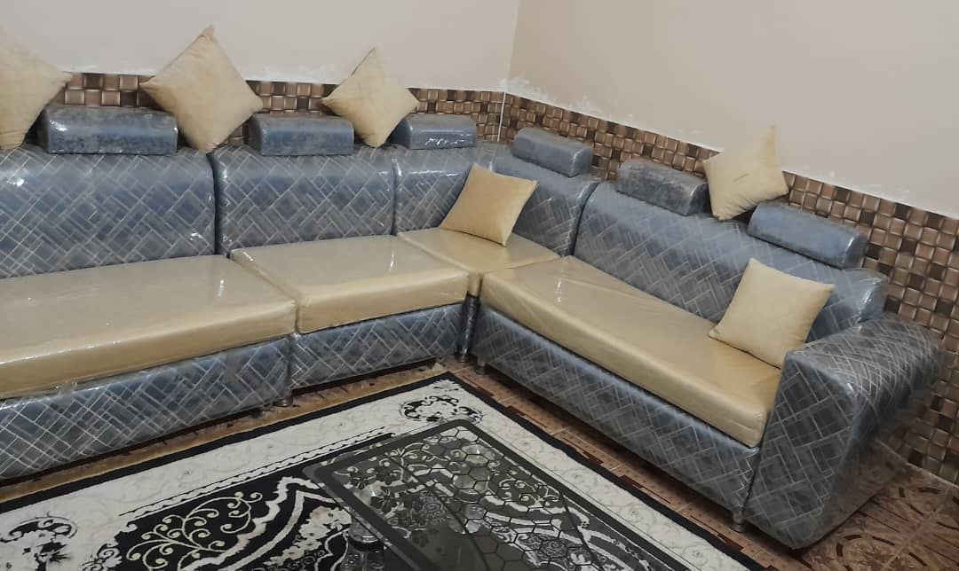 Salon qaaci L Comme neuf avec tapis et table basse