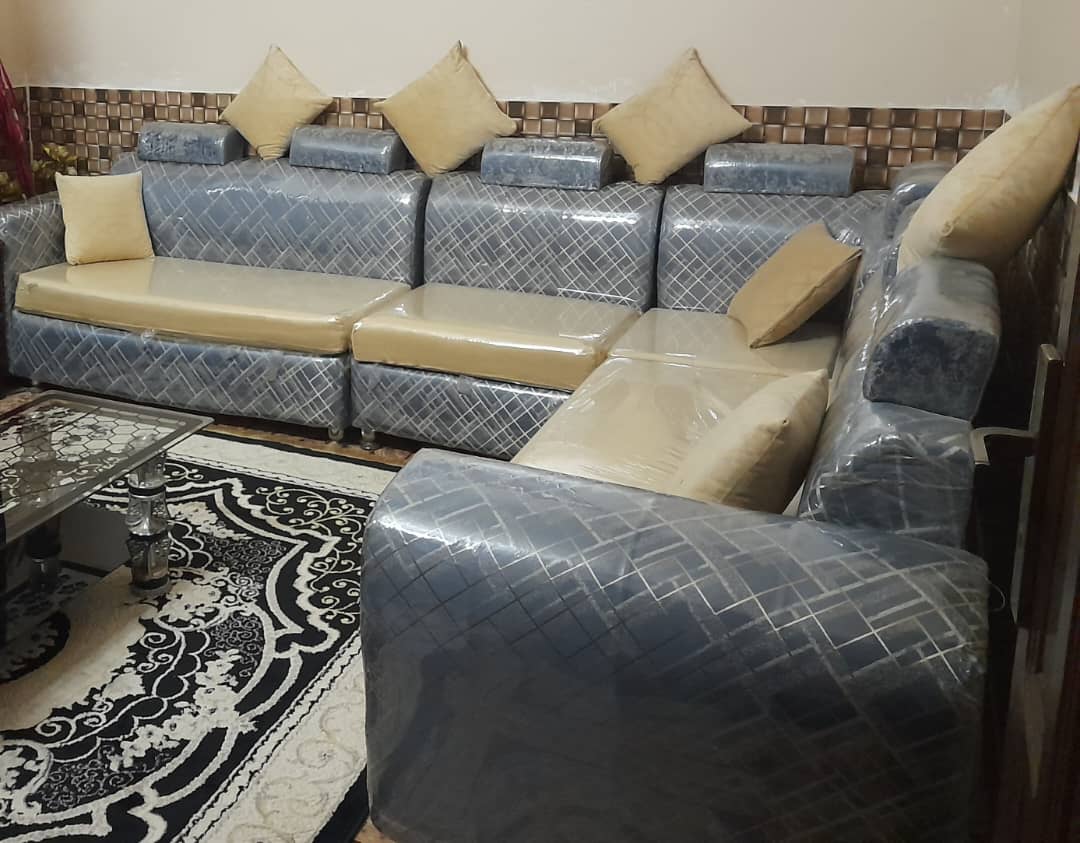 Salon qaaci L Comme neuf avec tapis et table basse