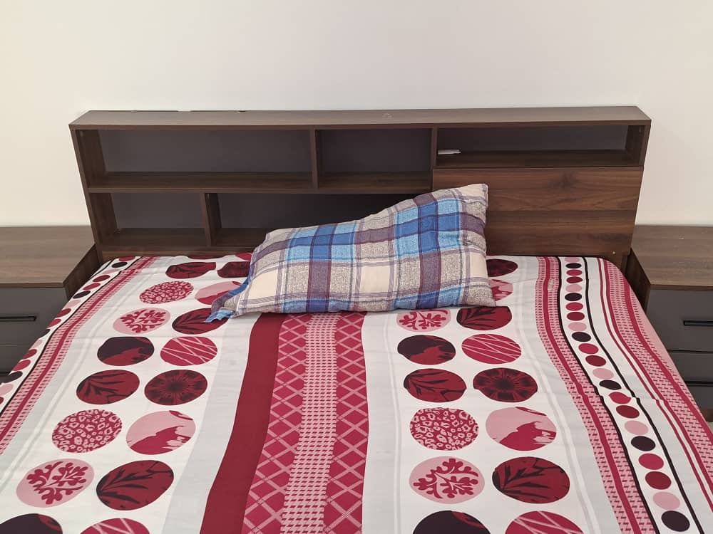 Ensemble chambre à coucher 3 pièces à prix bas+ Chaise a vendre