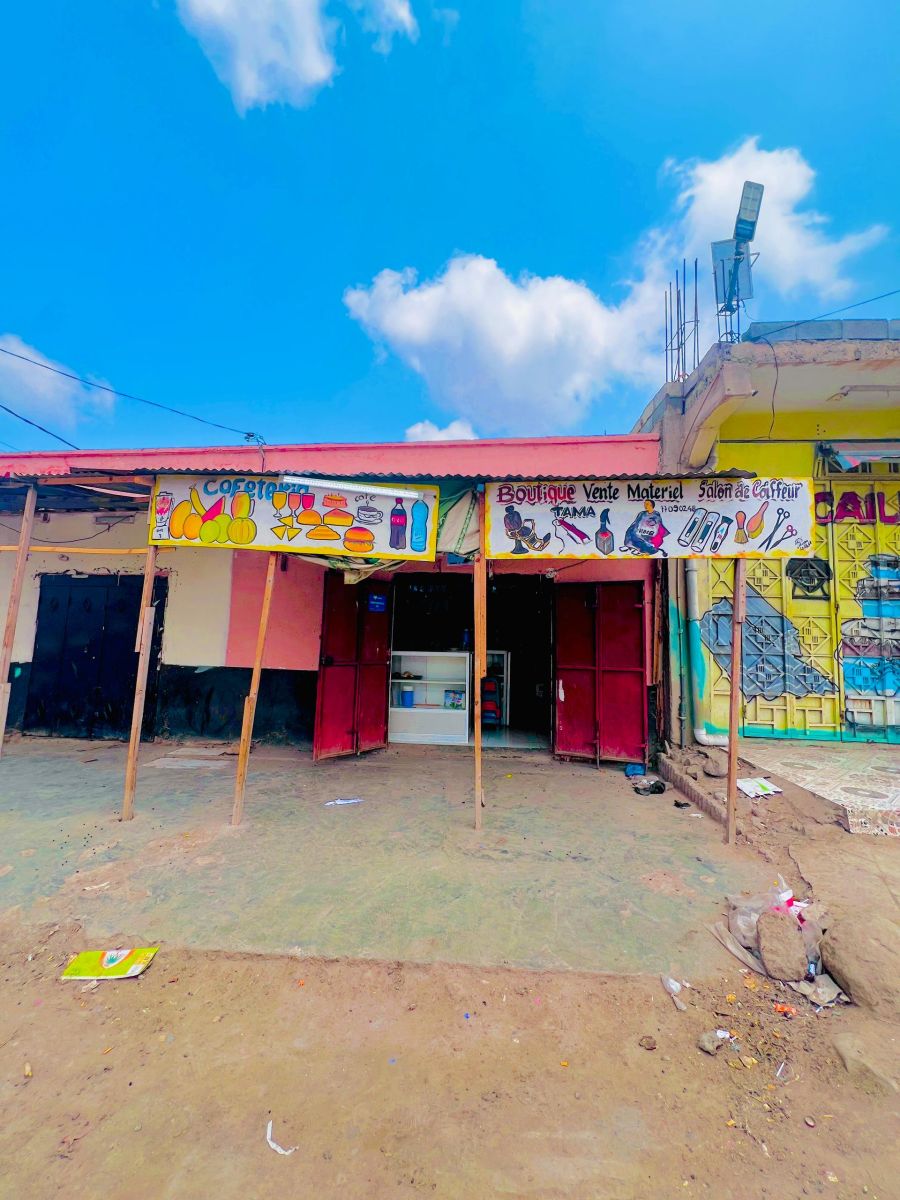 Cafétéria bien située à PK12 - vente de café et boissons - matériel inclus