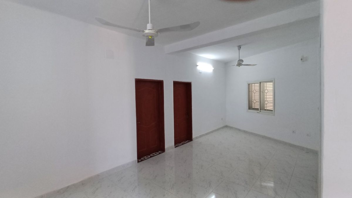 Local commercial 40 m² et appartement F3 à Gabode 2