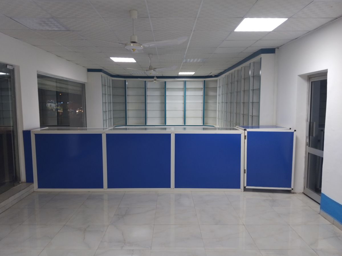 Local commercial spacieux avec bureau à louer à Nelson Mandela en face du Lycée Lumières