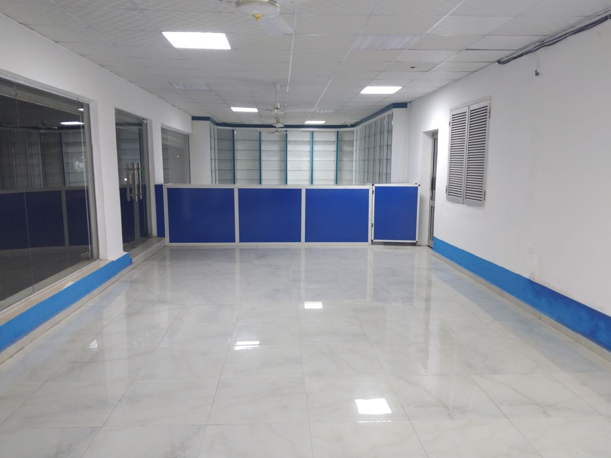 Local commercial spacieux avec bureau à louer à Nelson Mandela en face du Lycée Lumières