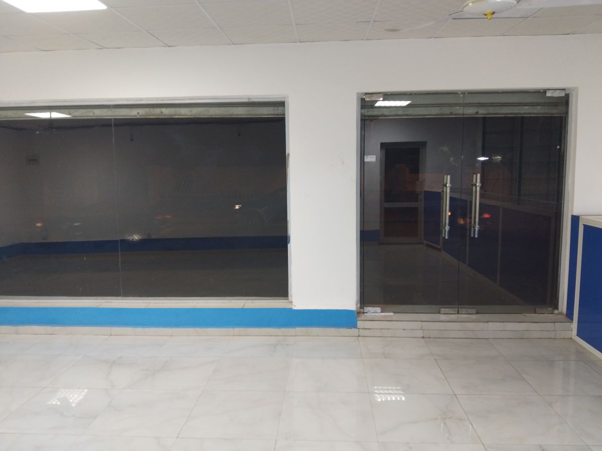 Local commercial spacieux avec bureau à louer à Nelson Mandela en face du Lycée Lumières