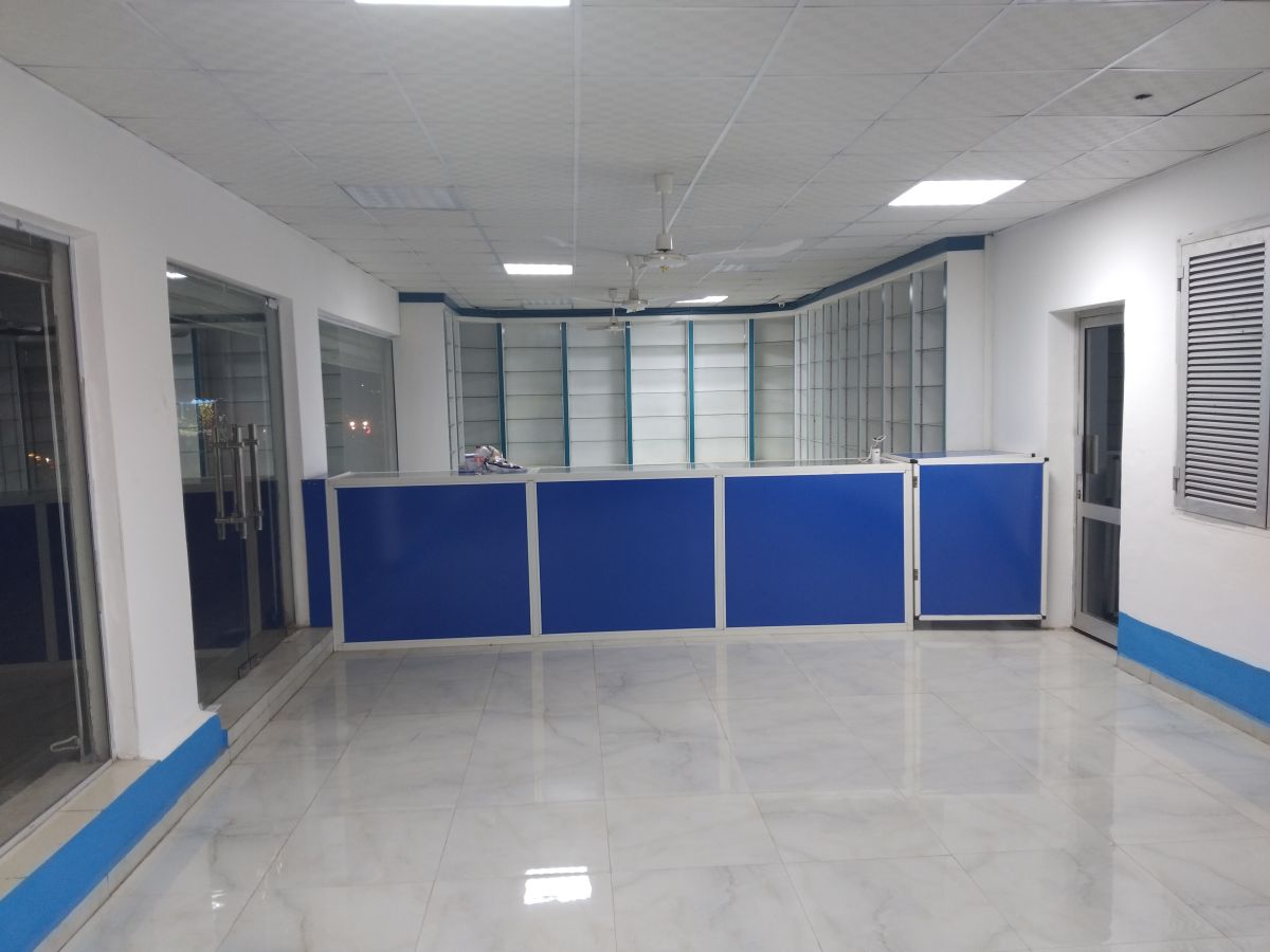 Local commercial spacieux avec bureau à louer à Nelson Mandela en face du Lycée Lumières