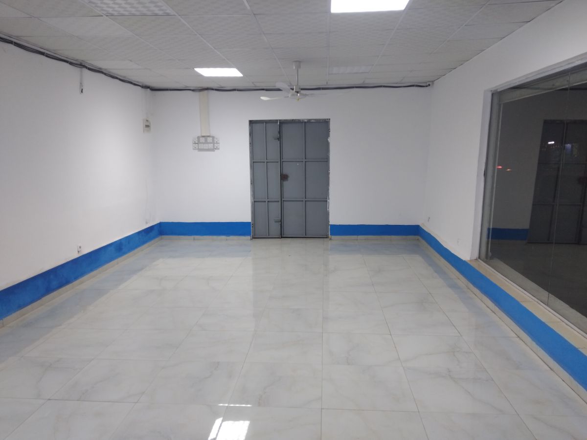 Local commercial spacieux avec bureau à louer à Nelson Mandela en face du Lycée Lumières