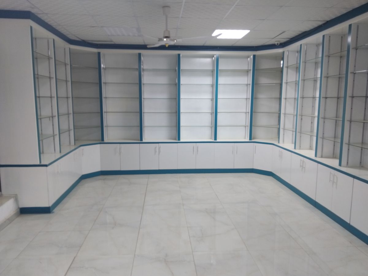 Local commercial spacieux avec bureau à louer à Nelson Mandela en face du Lycée Lumières