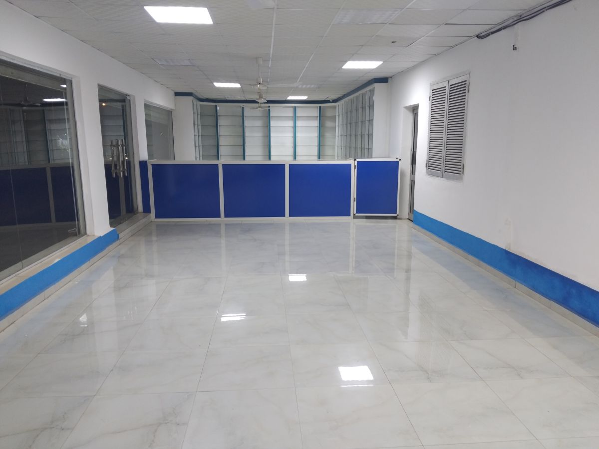 Local commercial spacieux avec bureau à louer à Nelson Mandela en face du Lycée Lumières