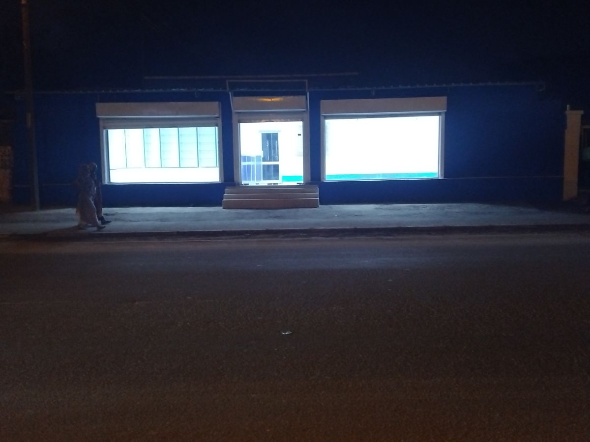 Local commercial spacieux avec bureau à louer à Nelson Mandela en face du Lycée Lumières